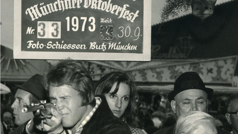 Wiesn &lsquo;73: AZ-Leserin Margot Kleber an der Foto-Schießbude.