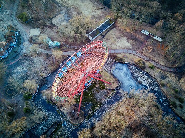 Spreepark, Berlin: Der einzige ständige Rummelplatz der DDR war ein Prestigeobjekt der Regierung. Nach dem Mauerfall übernahm die Schaustellerfamilie Witte das Erbbaurecht. Nach Millioneninvestitionen eröffnete sie im Jahr 1992 den Spreepark. Zehn Jahre später meldete sie nach einigen Skandalen allerdings Insolvenz an (elf Millionen Euro Schulden) &ndash; seither verfielen die Rummel-Reste. Neue Pläne von 2018 sehen vor, aus dem Areal einen Platz für Kunst und Kultur zu machen.