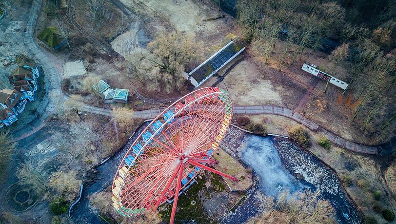Spreepark, Berlin: Der einzige ständige Rummelplatz der DDR war ein Prestigeobjekt der Regierung. Nach dem Mauerfall übernahm die Schaustellerfamilie Witte das Erbbaurecht. Nach Millioneninvestitionen eröffnete sie im Jahr 1992 den Spreepark. Zehn Jahre später meldete sie nach einigen Skandalen allerdings Insolvenz an (elf Millionen Euro Schulden) – seither verfielen die Rummel-Reste. Neue Pläne von 2018 sehen vor, aus dem Areal einen Platz für Kunst und Kultur zu machen. Spreepark, Berlin: Der einzige ständige Rummelplatz der DDR war ein Prestigeobjekt der Regierung. Nach dem Mauerfall übernahm die Schaustellerfamilie Witte das Erbbaurecht. Nach Millioneninvestitionen eröffnete sie im Jahr 1992 den Spreepark. Zehn Jahre später meldete sie nach einigen Skandalen allerdings Insolvenz an (elf Millionen Euro Schulden) – seither verfielen die Rummel-Reste. Neue Pläne von 2018 sehen vor, aus dem Areal einen Platz für Kunst und Kultur zu machen.