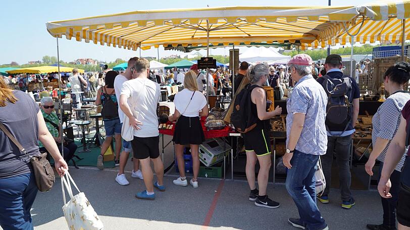 Von Ramsch bis Kult: Der Flohmarkt auf der Theresienwiese bietet für Jäger und Sammler eine große Auswahl.