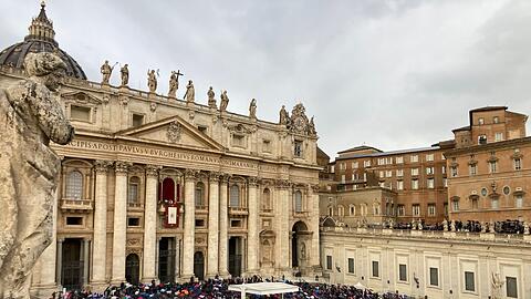 Mit Regencapes und unter Regenschirmen verfolgten die Gl&auml;ubingen die Ansprache des Papstes.