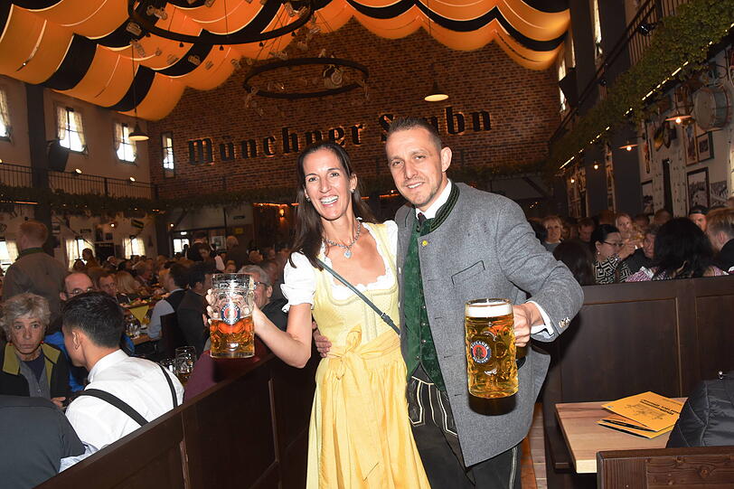 Alexander Egger und seine Frau Kathrin Wickenhäuser beim Oktoberfestauftakt 2022 in ihrem Zelt Münchner Stubn. Alexander Egger und seine Frau Kathrin Wickenhäuser beim Oktoberfestauftakt 2022 in ihrem Zelt Münchner Stubn.