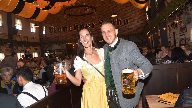 Alexander Egger und seine Frau Kathrin Wickenhäuser beim Oktoberfestauftakt 2022 in ihrem Zelt Münchner Stubn. Alexander Egger und seine Frau Kathrin Wickenhäuser beim Oktoberfestauftakt 2022 in ihrem Zelt Münchner Stubn.