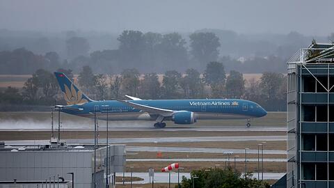 Eine Boeing 787-9 wie diese war Mitte August am M&uuml;nchner Flughafen &uuml;ber die Startbahn hinausgeschossen und konnte gerade noch abheben. (Symbolbild)