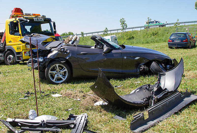 Nur noch Schrott: Der BMW Z4 nach dem Unfall.