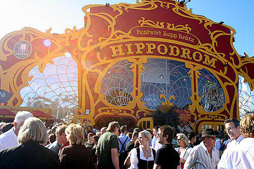 Dieses Bild wird es auf der Wiesn nicht mehr geben: Oktoberfest-Besucher vor dem Hippodrom.