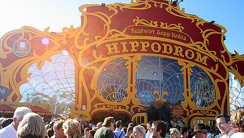 Dieses Bild wird es auf der Wiesn nicht mehr geben: Oktoberfest-Besucher vor dem Hippodrom. Dieses Bild wird es auf der Wiesn nicht mehr geben: Oktoberfest-Besucher vor dem Hippodrom.