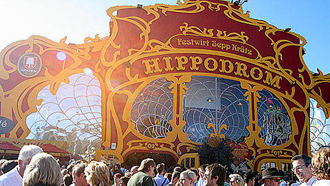 Dieses Bild wird es auf der Wiesn nicht mehr geben: Oktoberfest-Besucher vor dem Hippodrom.
