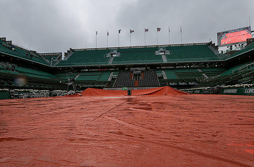 Wegen heftiger Regenfälle und schlechter Wetterprognosen haben die Organisatoren der French Open den neunten Turniertag bereits am Montagmittag komplett abgesagt. Es ist der erste "Washout" in Paris seit 16 Jahren. Die Bilder.