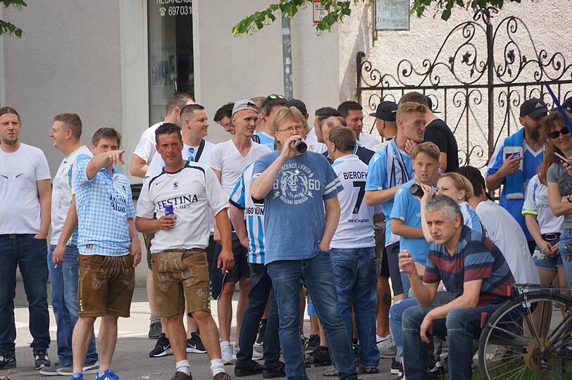 Giesing ist am Sonntag blau - die Fanbilder vor dem Spiel gegen Saarbrücken.