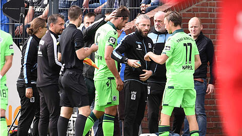 Jan Mauersberger (m.) musste bereits in den ersten Spielminuten ausgewechselt werden.