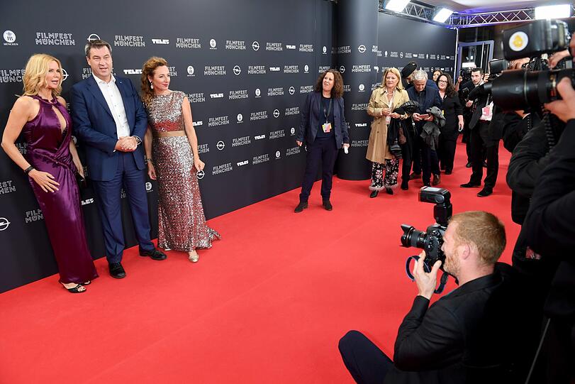 Das Filmfest in seiner klassischen Form: Markus Söder mit Veronika Ferres, (li.) und Filmfest-Chefin Diana Iljine auf dem roten Teppich.