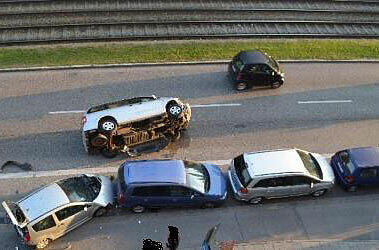 Aufgrund der Wucht des Aufpralls, wurde das Auto des Unfallverursachers auf die Seite geschleudert.