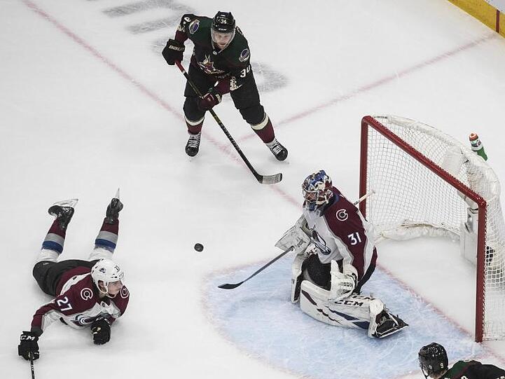 Avalanche-Torhüter Philipp Grubauer (r) zeigt eine gute Leistung gegen die Arizona Coyotes.