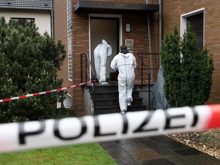 Ermittler der Polizei betreten den Tatort in Gelsenkirchen.