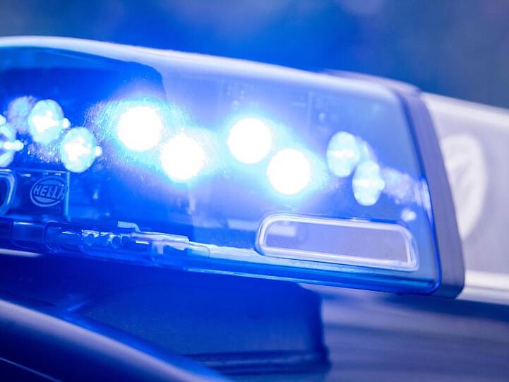 Ein Blaulicht leuchtet an einer Polizeistreife. Foto: Lino Mirgeler/Archiv