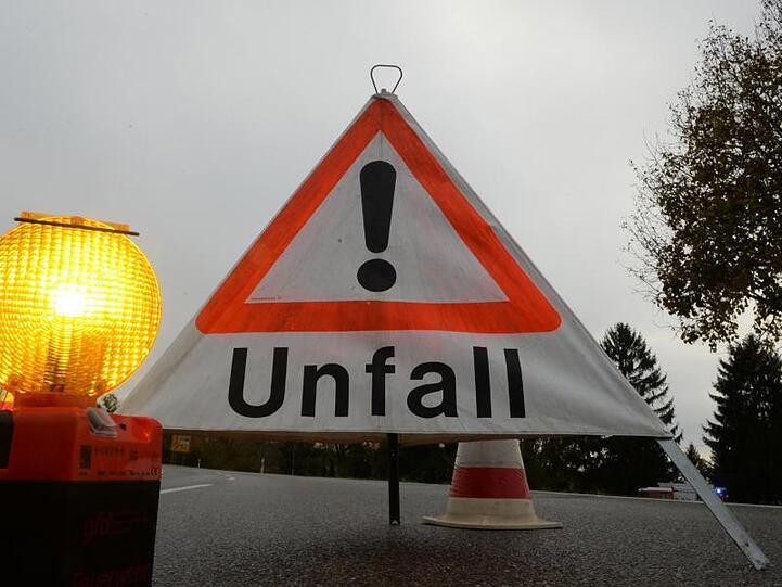 Ein Warndreieck mit der Aufschrift "Unfall" steht auf der Straße. Foto: Patrick Seeger/Archiv