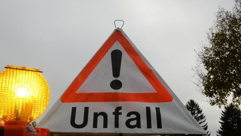 Ein Warndreieck mit der Aufschrift "Unfall" steht auf der Straße. Foto: Patrick Seeger/Archiv Ein Warndreieck mit der Aufschrift "Unfall" steht auf der Straße. Foto: Patrick Seeger/Archiv