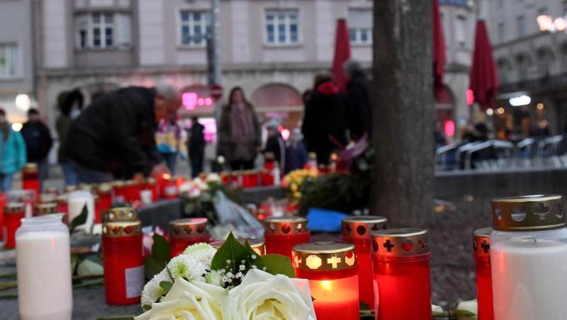 Kerzen und Blumen zum Gedenken an den getöteten Feuerwehrmann am Augsburger Königsplatz. Foto: Stefan Puchner/dpa Kerzen und Blumen zum Gedenken an den getöteten Feuerwehrmann am Augsburger Königsplatz. Foto: Stefan Puchner/dpa
