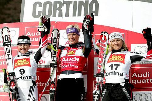 Siegerin Maria Riesch (M.), eingerahmt von Elisabeth Goergl (l.) und Renate Götschl.