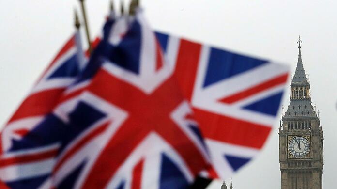 Britische Flaggen wehen in der Nähe des berühmten Uhrturms Big Ben in London.