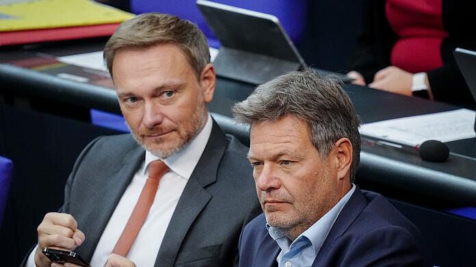 Finanzminister Christian Lindner (FDP) und sein Kabinettskollege, Wirtschaftsminister Robert Habeck (Grüne), im Deutschen Bundestag.