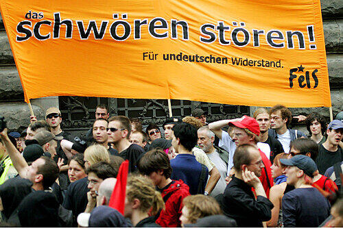 Das Schwören stören: Wie hier in Berlin ziehen öffentliche Gelöbnisse der Bundeswehr immer auch viele Gegendemonstranten an. Die Proteste bleiben dabei nicht immer gewaltlos.