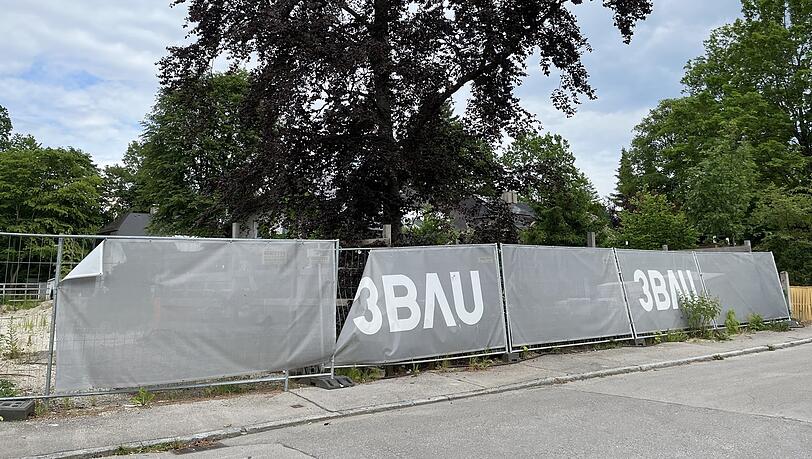 Stillstand in der Sansibarstraße (Waldtrudering): Hier plante 3 Bau zwei Häuser mit sieben Wohnungen zu bauen. Die Gerüste kippen öfters um.
