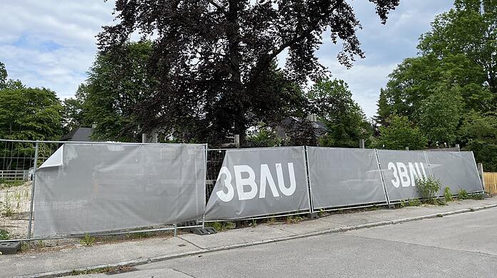 Stillstand in der Sansibarstraße (Waldtrudering): Hier plante 3 Bau zwei Häuser mit sieben Wohnungen zu bauen. Die Gerüste kippen öfters um.
