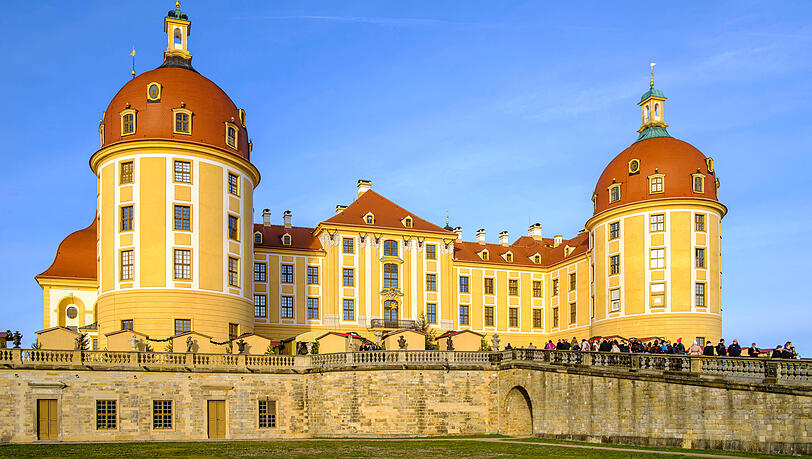 Sonnenschein und grüne Wiesen. So hätte das Schloss in "Drei Haselnüsse für Aschenbrödel" ursprünglich aussehen sollen. Sonnenschein und grüne Wiesen. So hätte das Schloss in "Drei Haselnüsse für Aschenbrödel" ursprünglich aussehen sollen.