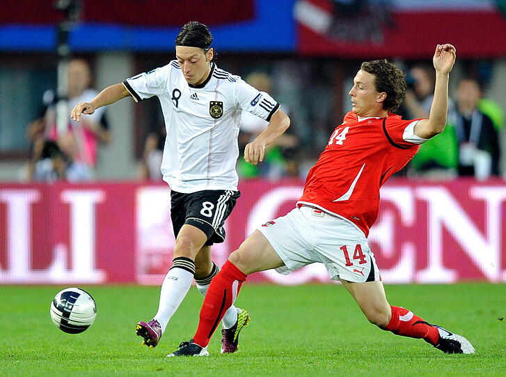 Mesut Özil, hier im Hinspiel gegen Österreichs Baumgartlinger, ist nur einer von vielen kreativen Mittelfeldspielern des DFB-Teams.