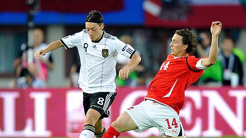Mesut Özil, hier im Hinspiel gegen Österreichs Baumgartlinger, ist nur einer von vielen kreativen Mittelfeldspielern des DFB-Teams.