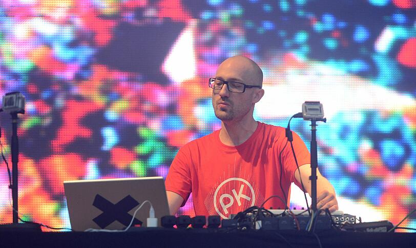 Wolkenbruch und Matsch statt "sky" und "sand" - trotzdem feiern am Sonntag 20.000 Fans den Berliner DJ Paul Kalkbrenner am Königsplatz.
