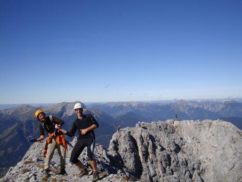 Die Gifpelmosher erklimmen hohe Berge um sie zu bemoshen, denn: &bdquo;Richtig gute Metalmusik ist gigantisch und mystisch &ndash; so wie auch die Berge sind.&ldquo; Die kuriosen Fotos von den Gipfelmoshern.
