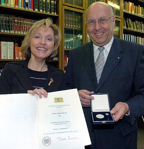 Manfred Weiß (69): Der ehemalige Justizminister (hier mit seiner Nachfolgerin Beate Merk) stammt aus Roth.