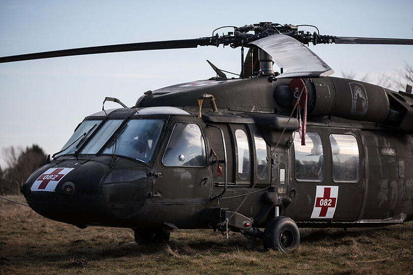 Kennt man normalerweise nur aus Hollywood-Streifen: Schwere Panzerwagen und Black Hawks der US Army. Derzeit üben die Soldaten Evakuierungen im Gebirge bei Traunstein. Hier gibt's die Fotos.