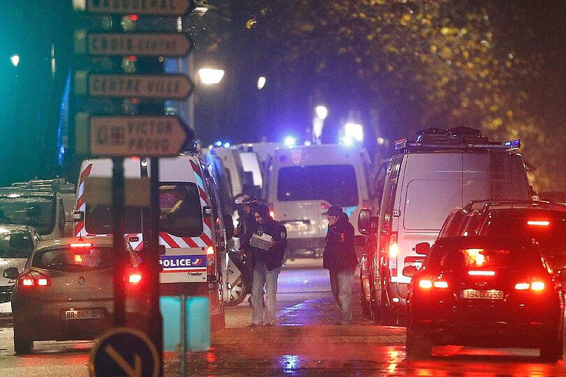 Einsatzwagen der Polizei im nordfranzösischen Roubaix bei einer Geiselnahme.
