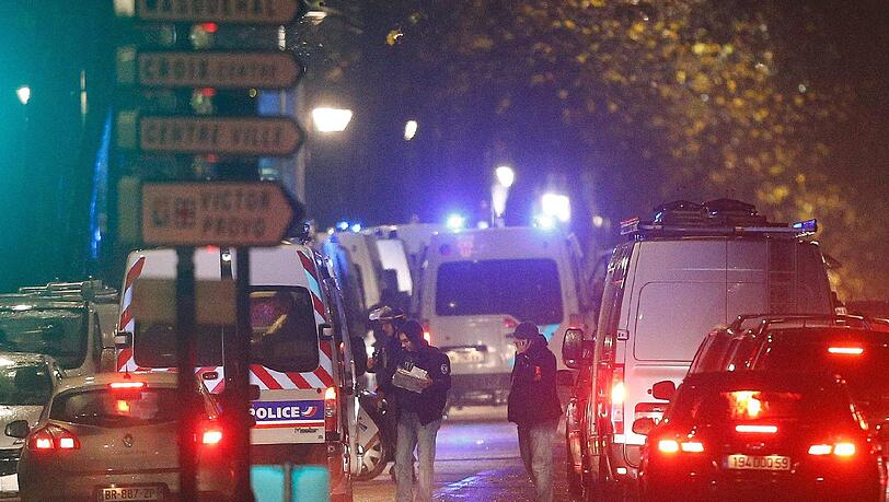 Einsatzwagen der Polizei im nordfranzösischen Roubaix bei einer Geiselnahme. Einsatzwagen der Polizei im nordfranzösischen Roubaix bei einer Geiselnahme.