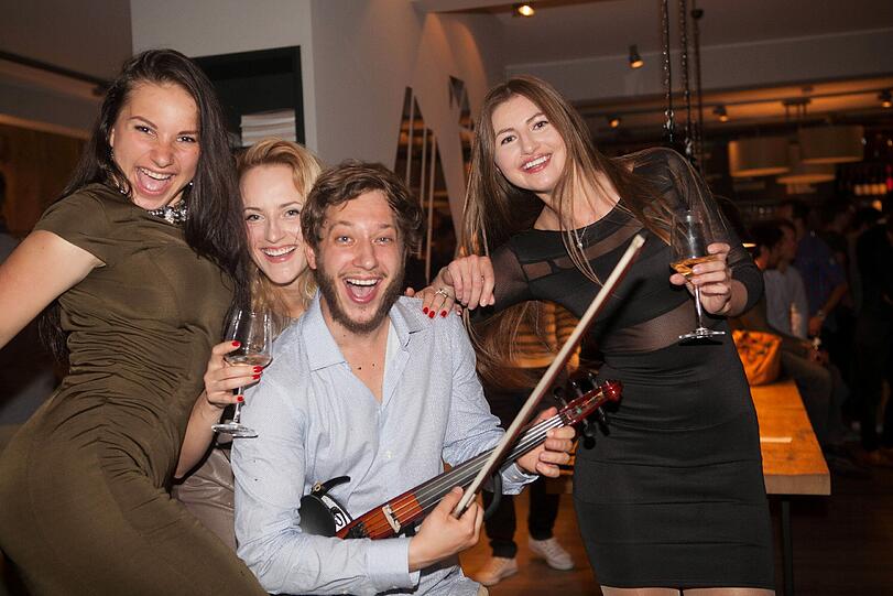 Seth Schwarz mit ein paar weiblichen Fans