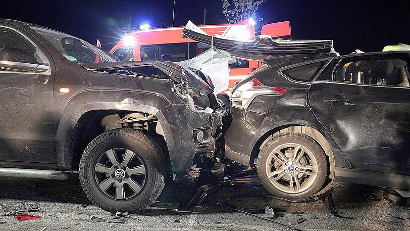 Trümmerfeld auf der Staatsstraße in Grabenstätt: Klicken Sie sich durch die Bilder vom Unfallort.