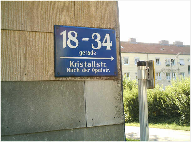 Die Kristallstraße liegt in der Siedlung Ludwigsfeld.