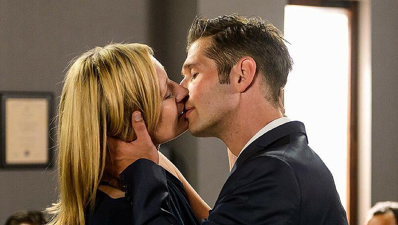 "Alles was zählt": Sonja und Deniz kommen nach Sonjas Liebesgeständnis endlich zusammen "Alles was zählt": Sonja und Deniz kommen nach Sonjas Liebesgeständnis endlich zusammen