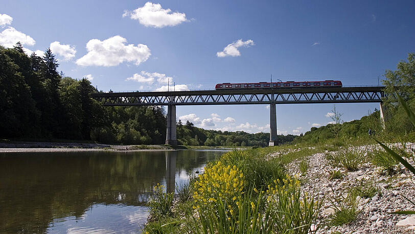 Bis 2013 sind noch die S27 und S20 über die Großhesseloher Brücke gefahren. Dann wurde die Linie eingestellt beziehungsweise der Linienweg verändert. Im Viertel hätte man gerne wieder S-Bahnzüge, die die Brücke queren.