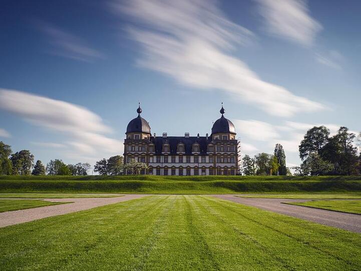 Wolken ziehen über das Schloss Seehof hinweg. Foto: Nicolas Armer/dpa/Symbolbild