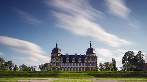 Wolken ziehen über das Schloss Seehof hinweg. Foto: Nicolas Armer/dpa/Symbolbild