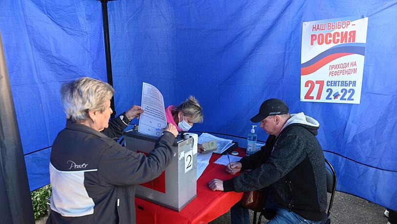 Stimmabgabe während des Scheinreferendums in der ukrainischen Region Donezk. Im Anschluss ist das Gebiet - wie auch drei weitere - annektiert worden.