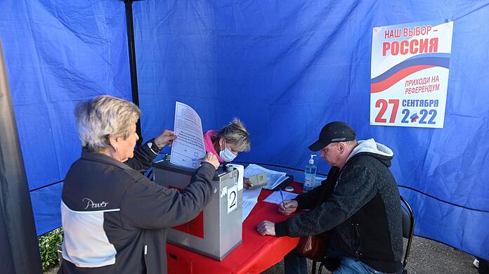 Stimmabgabe während des Scheinreferendums in der ukrainischen Region Donezk. Im Anschluss ist das Gebiet - wie auch drei weitere - annektiert worden.