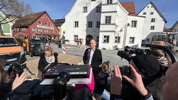 Kameras tauchen im beschaulichen Kipfenberg recht selten auf. Doch am Mittwoch war so einiges los, als die Münchner Polizei hier im Bürgerzentrum DNA-Abstriche im Tötungsfall Sonja Engelbrecht abnahm. Im Bild: Polizeisprecher Werner Kraus.