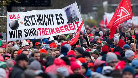 Begleitet von einem flächendeckenden Warnstreik waren beide Seiten in Wolfsburg zu ihrer vierten Tarifrunde zusammengekommen.