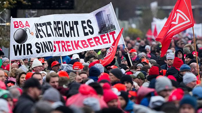 Begleitet von einem flächendeckenden Warnstreik waren beide Seiten in Wolfsburg zu ihrer vierten Tarifrunde zusammengekommen.